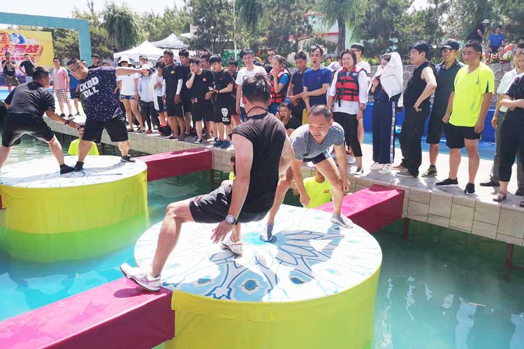 热门水上团建：水上冲关挑战赛
